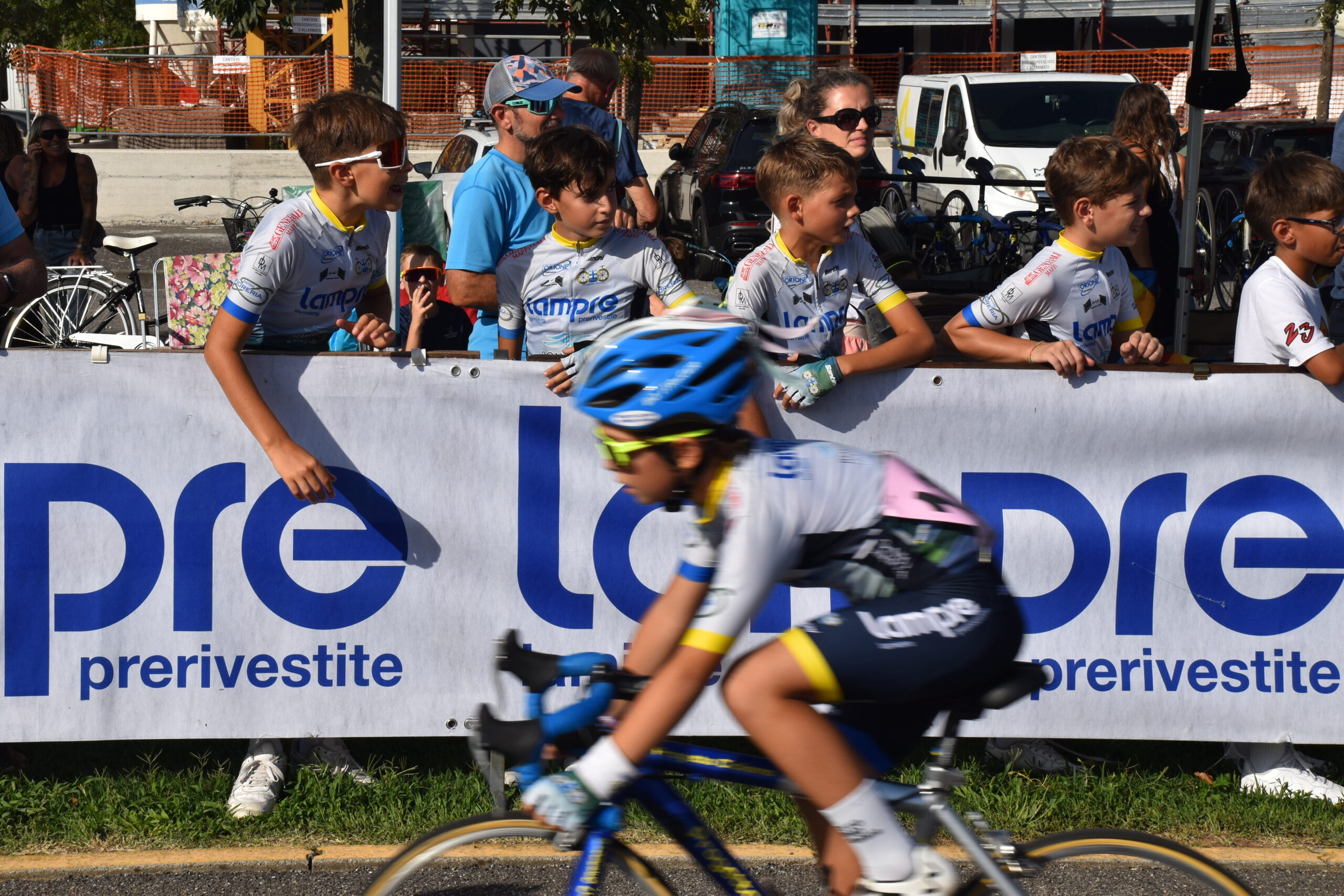 I Giovanissimi a bordo strada